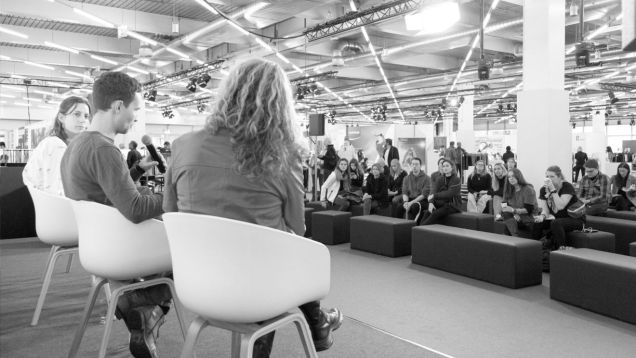 Black and white image of an Expert Talk at PERFORMANCE DAYS November 2022